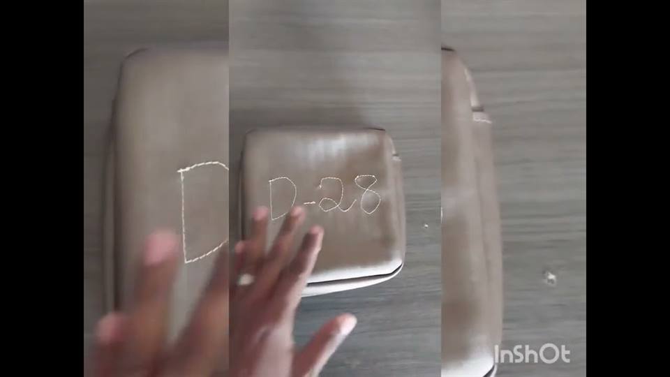 Mão pressionando um bloco de espuma marcado D-28 para mostrar a densidade